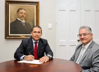 El nuevo funcionario cuenta con experiencia en el sector público y formación en ingeniería industrial y docencia superior.