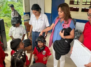 La primera dama realizó la entrega de implementos deportivos por Pandeportes y otros aportes para niños y adultos de la comunidad. 