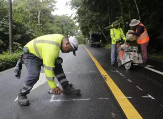 Estas reparaciones se ejecutan como parte de las garantías contempladas en el contrato, lo que permite corregir los defectos constructivos detectados sin que ello represente un costo por una nueva contratación. Foto. Cortesía