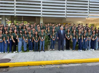 José Raúl Mulino junto a los 100 jóvenes que inician su formación en el nuevo centro, el cual ofrece tres carreras técnicas superiores y un modelo de formación con 60% de aprendizaje práctico para preparar talento destinado al sector agropecuario.