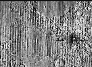 Mapa de la Luna con un punto especialmente brillante rodeado por un halo oscuro. Un científico de la NASA descubrió por casualidad en imágenes de la Luna el mayor cráter recién formado identificado hasta ahora en el sistema solar, producido por el impacto en 2024 de un cometa. Foto. EFE