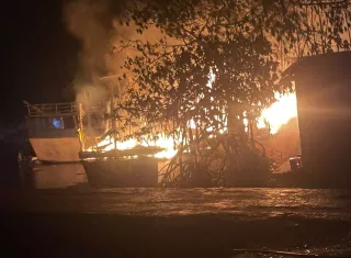 La nave, identificada como Sinono, comenzó a arder de manera repentina mientras permanecía en el muelle. Las llamas consumieron casi por completo su estructura.