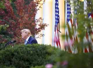 El presidente de los Estados Unidos, Donald Trump, en el Jardín de las Rosas de la Casa Blanca en Washington D. C