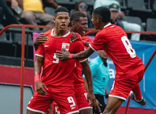 Reynaldo Graham (izq.), celebra el gol anotado con sus compañeros. Foto: COP