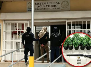 Tras concluir la audiencia, se inició el trámite para que el imputado sea remitido al Sistema Penitenciario.  /  Fotocomposición generada con IA