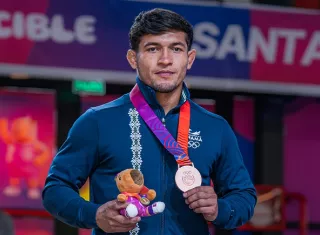 Ronal González con la medalla de bronce lograda este viernes en el judo. Foto: COP