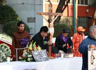  Familiares y grupos de rescatistas asisten este sábado a una misa solemne en memoria a las victimas afectadas por los sismos de 1985 y 2017 en la zona de Tlatelolco en Ciudad de México. Foto. EFE