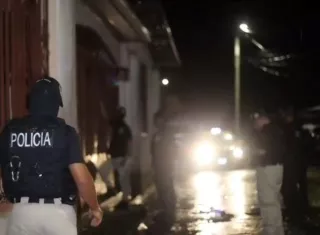 El lugar donde se dio el ataque se llenó de agentes de investigación de la Policía Nacional para recoger los primeros elementos de esta persona herida.