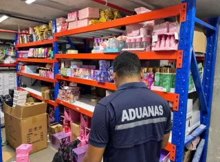 Aduanas retiene 31 bultos de perfumes por presunta falsificación en Colón.
