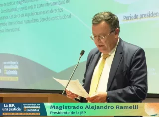 El presidente de la Jurisdicción Especial para la Paz (JEP) de Colombia, Alejandro Ramelli, lanzó este viernes un "SOS" a la comunidad internacional ante la propuesta oficialista para recortar en 100.000 millones de pesos (unos 31 millones de dólares) el presupuesto de este tribunal para 2027. Foto. EFE