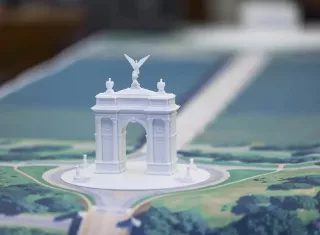 El arco del triunfo, proyectado para construirse entre el Monumento a Lincoln y el Cementerio Nacional de Arlington, es una de las grandes obras que Trump está llevando a cabo en Washington y que no están exentas de polémica. Foto. EFE