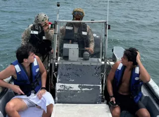 Rescatan a dos que quedaron a la deriva en un kayak cerca de Playa Bonita