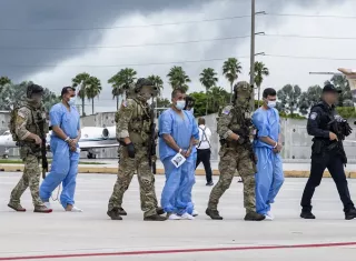 Integrantes de la Agencia de Gobierno (FBI) custodian la llegada de personas relacionadas con el asesinato ocurrido el 7 de julio de 2021 del presidente haitiano Jovenel Moïse. Foto. EFE