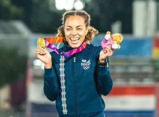 Nathalee Aranda con la medalla de oro lograda en el Salto Largo-