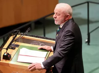 El presidente brasileño, Luiz Inácio Lula da Silva, fue el primer orador en la Asamblea General por tradición en la ONU, criticó la "insensatez" de las superpotencias por su papel en los conflictos abiertos y el "inmovilismo" del Consejo de Seguridad de la ONU. Foto. EFE