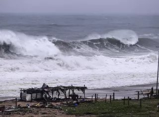 El huracán Polo generará además oleaje de entre tres y cuatro metros en las costas de Michoacán y Guerrero; de dos a tres metros en Colima y Oaxaca, y de hasta 2,5 metros en Jalisco. Foto. EFE
