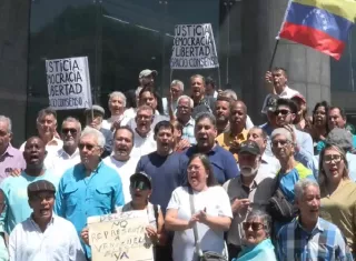 Los manifestantes detallaron que Delcy Rodríguez no los representa ya que no fue electa por nadie, y exigen elecciones presidenciales. Foto. EFE