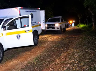 El herido de bala fue trasladado en un vehículo de la Policía Nacional al cuarto de urgencias del Hospital Nicolás A. Solano.