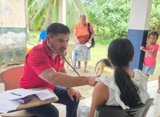Debido a la accesibilidad marítima, numerosos moradores procedentes de la provincia de Veraguas también se trasladan por mar para recibir atención médica en este punto de Colón. Foto. Cortesía