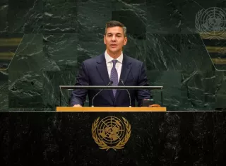El presidente de Paraguay, Santiago Peña, en su discurso destacó que "la gente ya no quiere lemas, quiere soluciones para sus problemas". Foto. EFE