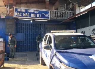 Luego del robo, los comerciantes alertaron a la Policía Nacional, cuyos agentes acudieron al lugar para entrevistarlos y recabar información sobre lo ocurrido.