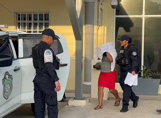 Al finalizar la audiencia, la fiscal informó que se mantuvo el arresto domiciliario, decisión respaldada por dos magistrados.