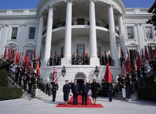 El presidente de Estados Unidos, Donald J. Trump, y la primera dama, Melania Trump, reciben al presidente de China, Xi Jinping, y a la primera dama, Peng Liyuan, con motivo de una visita de Estado en el Pórtico Sur de la Casa Blanca, en Washington D. C. Foto. EFE
