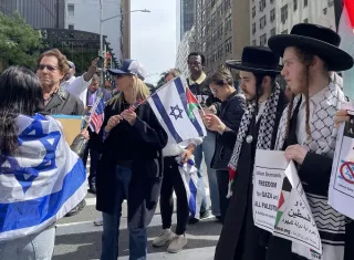 Los manifestantes durante la protesta en las cercanías de la ONU llevaron pancartas, banderas y dejaron sentir su voz. Foto. EFE,  