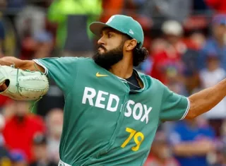 El zurdo Raymond Burgos de los Medias Rojas lanza contra los Cachorros de Chicago. Foto: EFE