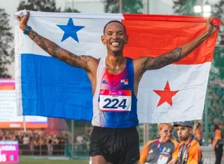 El atleta Diddier Rodríguez levanta la Bandera de Panamá luego de ganar la medalla de oro en los 3 mil metros con obstáculos del atletismo en los Juegos Suramericanos. Foto: COP