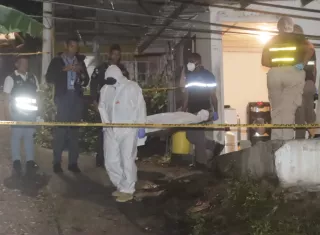 El hombre se encontraba en la cocina cuando fue sorprendido por su  o sus atacantes- 