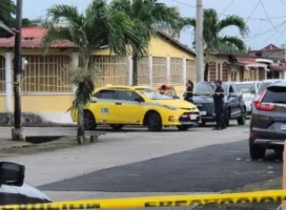 La versión inicial indica que una ronda policial habría pasado por el lugar y sorprendido a las personas que presuntamente intentaban ingresar al comercio.
