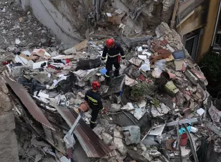  Varios residentes señalaron a la prensa local que escucharon un estruendo ensordecedor y un fuerte temblor, mientras que muchos creyeron inicialmente que se trataba de un terremoto, un rayo o la detonación de un artefacto explosivo. Foto. EFE