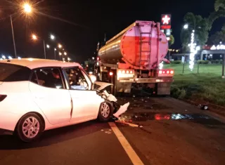El camión articulado estaba estacionado sobre el área de descanso de la vía, próximo a una estación de combustible.