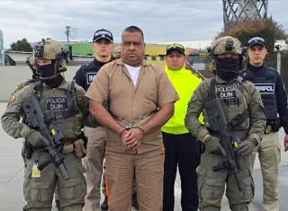 Geovany Andrés Rojas (c), alias Araña, señalado cabecilla del grupo Comandos de Frontera una de las disidencias de las FARC, durante su traslado a Barranquilla para ser extraditado a Estados Unidos. Foto. EFE