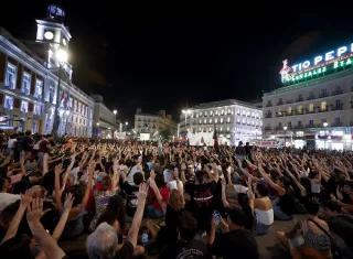 Centenares de personas han acampado la noche de este sábado en la Puerta del Sol de Madrid al término de la manifestación para protestar por el desahucio de Maricarmen, la anciana que tuvo que abandonar su vivienda de alquiler tras 70 años en la misma, y reclamar medidas efectivas para frenar la crisis de la vivienda. Foto. EFE