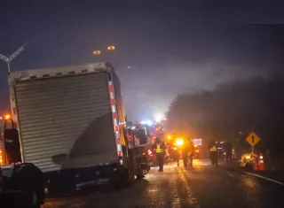 El accidente provocó un enorme tranque vehicular. / Imagen ilustrativa generada con IA