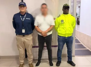 Fredy Chacón, alias El Mexican’, fue capturado en una vivienda de Medellín y puesto a disposición de Migración Colombia - crédito @FicoGutierrez/X