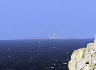 Desde el inicio de la guerra, el pasado 28 de febrero, Irán ha atacado a buques y petroleros que intentan atravesar el estrecho de Ormuz por vías no autorizadas por Teherán, lo que ha reducido significativamente el tráfico marítimo. Foto. Archivo