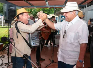 El presidente José Raúl Mulino saluda a Colaquito Cortés en el Festival de Guararé.