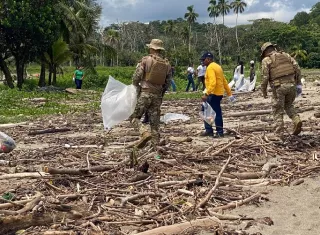 Las autoridades y agrupaciones participantes destacaron la importancia de mantener estas jornadas para mitigar el impacto del plástico en las especies marinas. Foto. Cortesía