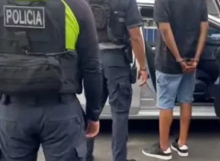 res sujetos fueron aprehendidos tras ser sorprendidos con un arma de fuego.  /  Imagen: PN
