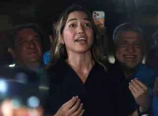 La opositora venezolana Claudia Macero, jefa de prensa de la líder María Corina Machado, habla a simpatizantes de la regional Vente Vargas del partido político Vente Venezuela a su regresó al país. Foto. EFE