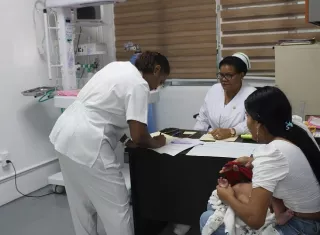 El tratamiento consiste en un esquema de cinco dosis mensuales durante la temporada de mayor circulación del virus en Panamá, comprendida entre los meses de mayo y diciembre.