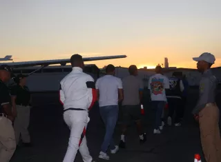 Migración informó que 28 personas fueron deportadas y otras 7 expulsadas por distintas infracciones, entre ellas ingreso irregular, falsificación de documentos y hurto.