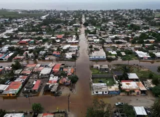Además de Polo, la tormenta tropical Rachel continúa frente al Pacífico mexicano y ocasionará lluvias torrenciales en Michoacán, intensas en Guerrero y Oaxaca y muy fuertes en Colima y Jalisco. Foto. EFE