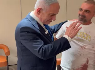 "Le hice una llave de estrangulamiento y lo saqué (de la cabina) primero. Intentaba destruir el panel de control. El avión comenzó a nivelarse un poco", relató el israelí Yaniv a Netanyahu. Foto. @netanyahu