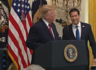 Durante un acto en la Casa Blanca para celebrar el Mes de la Herencia Hispana en Estados Unidos, Donald Trump invitó a Marco Rubio a subir al escenario con él.  Foto. @WhiteHouse