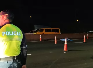 Tras el fuerte impacto, el cuerpo de la víctima quedó sobre la calzada de rodamiento. Su identidad no ha sido revelada por las autoridades.
