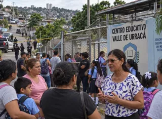 La comunidad educativa solicita mayor seguridad.  / Imagen generada con IA